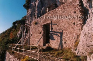 L'ingresso alla Grotta di San Michele sul Monte Faliesi