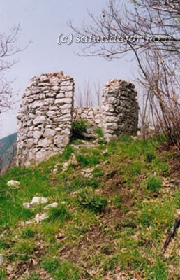 La torretta in comunicazione visiva con il castello di Forino